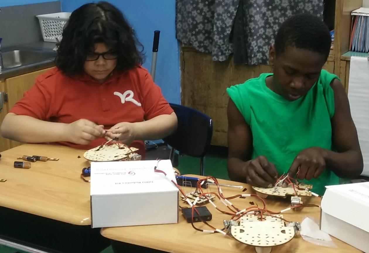 Students put together a circuit in a NYAS demo